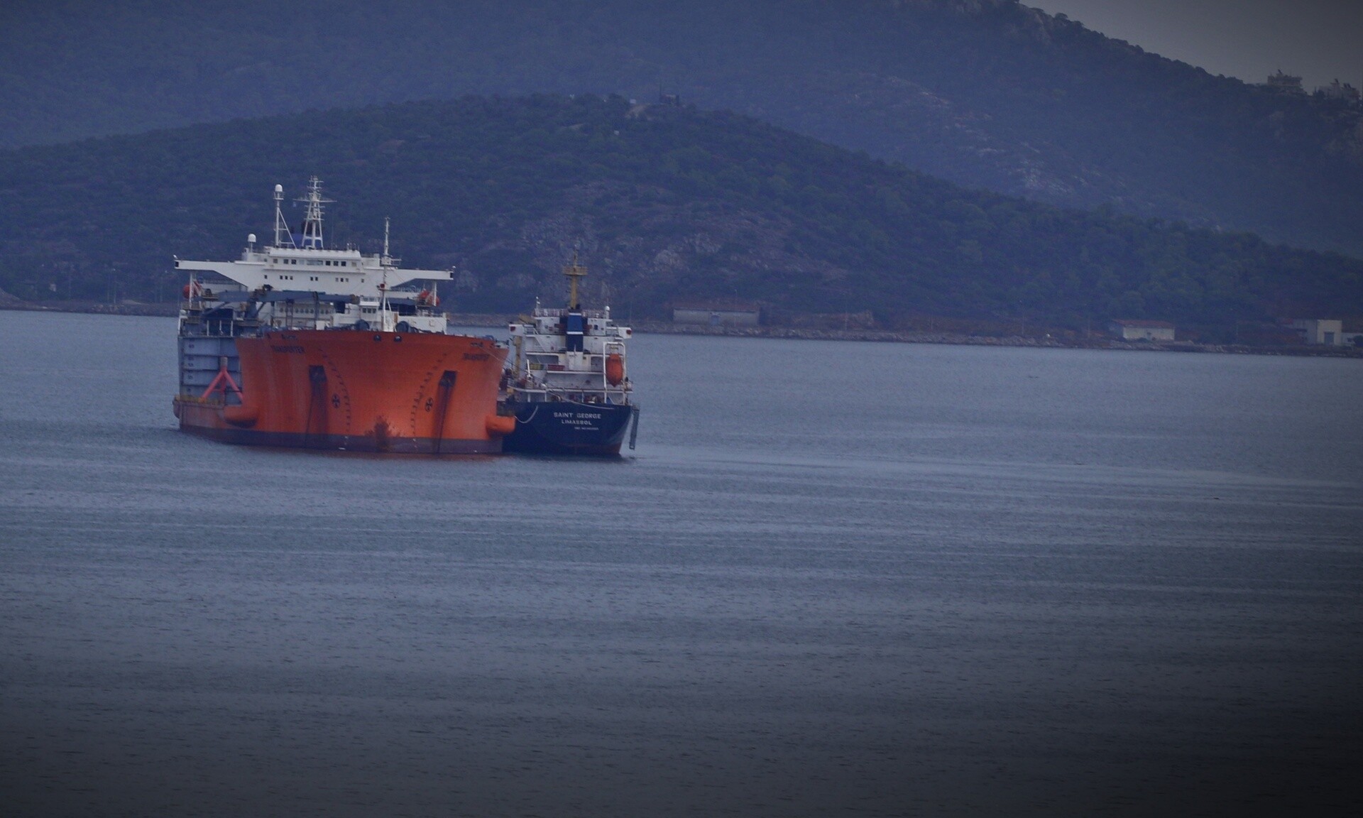Reuters: Χτυπήθηκε από τους Χούθι ελληνικών συμφερόντων πλοίο