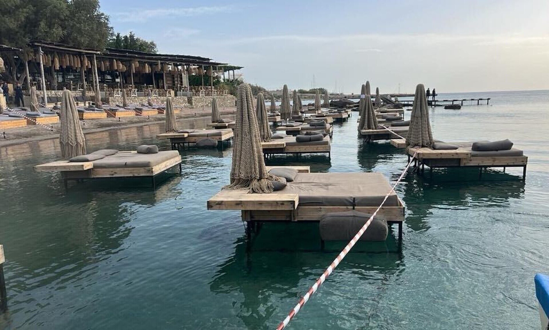 Κωστής Χατζηδάκης: Η μάχη της ξαπλώστρας μόλις ξεκίνησε – Θα βάλουμε τάξη στις παραλίες