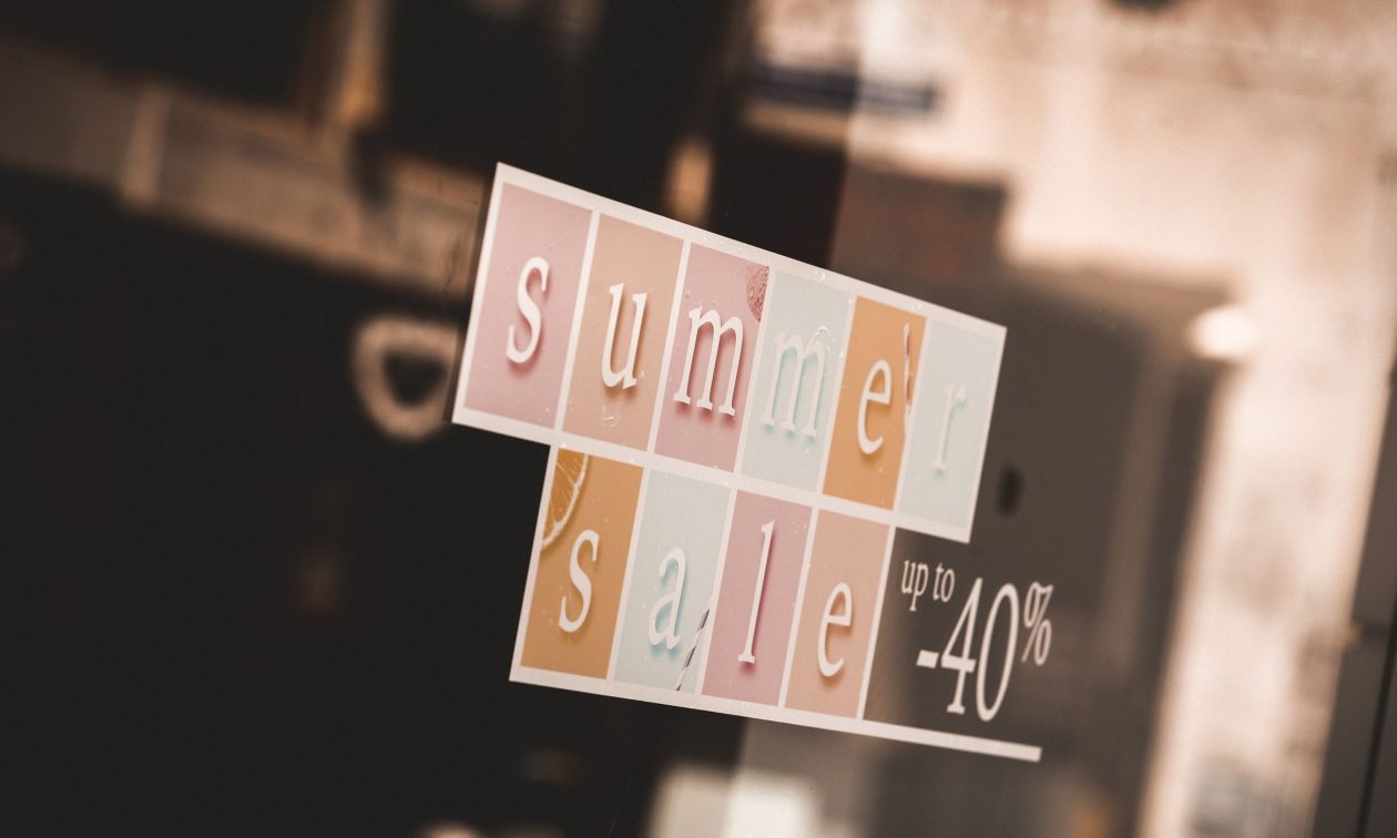 Θερινές εκπτώσεις 2024: Πότε αρχίζουν – Ποια Κυριακή θα είναι ανοιχτά τα καταστήματα