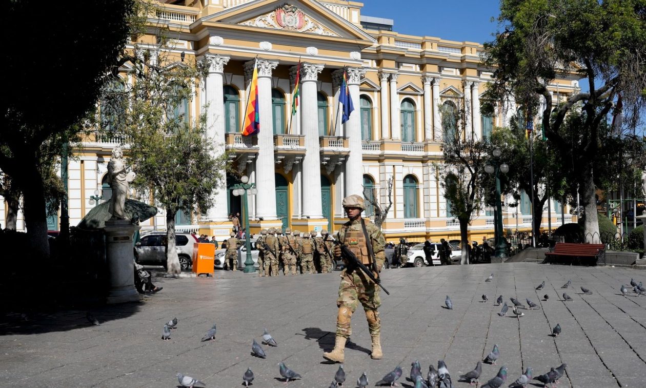 Βολιβία: Άλλαξαν οι αρχηγοί των ενόπλων δυνάμεων – Αποχωρούν από την πρωτεύουσα στρατιώτες και τανκς