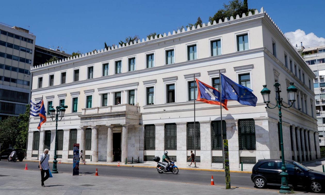 «Οι συνεργάτες επιλέγονται με μοναδικό κριτήριο την αξιοσύνη τους», τονίζει ο Δήμος Αθηναίων