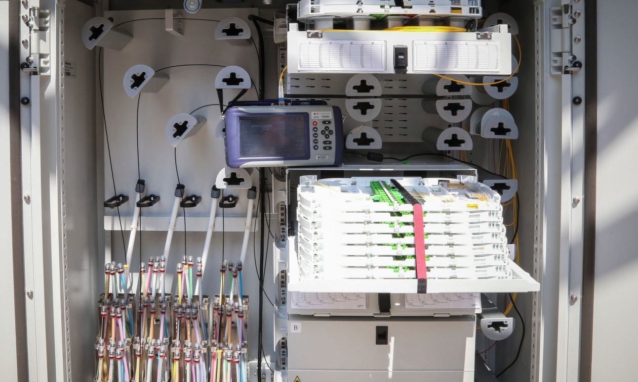 Επιχορήγηση για εργασίες εγκατάστασης δικτύων οπτικών ινών μέσα σε κτήρια – Ποια αφορά