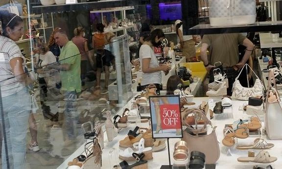 Θερινές εκπτώσεις: Πότε ξεκινούν – Ποια Κυριακή τα μαγαζιά θα είναι ανοιχτά
