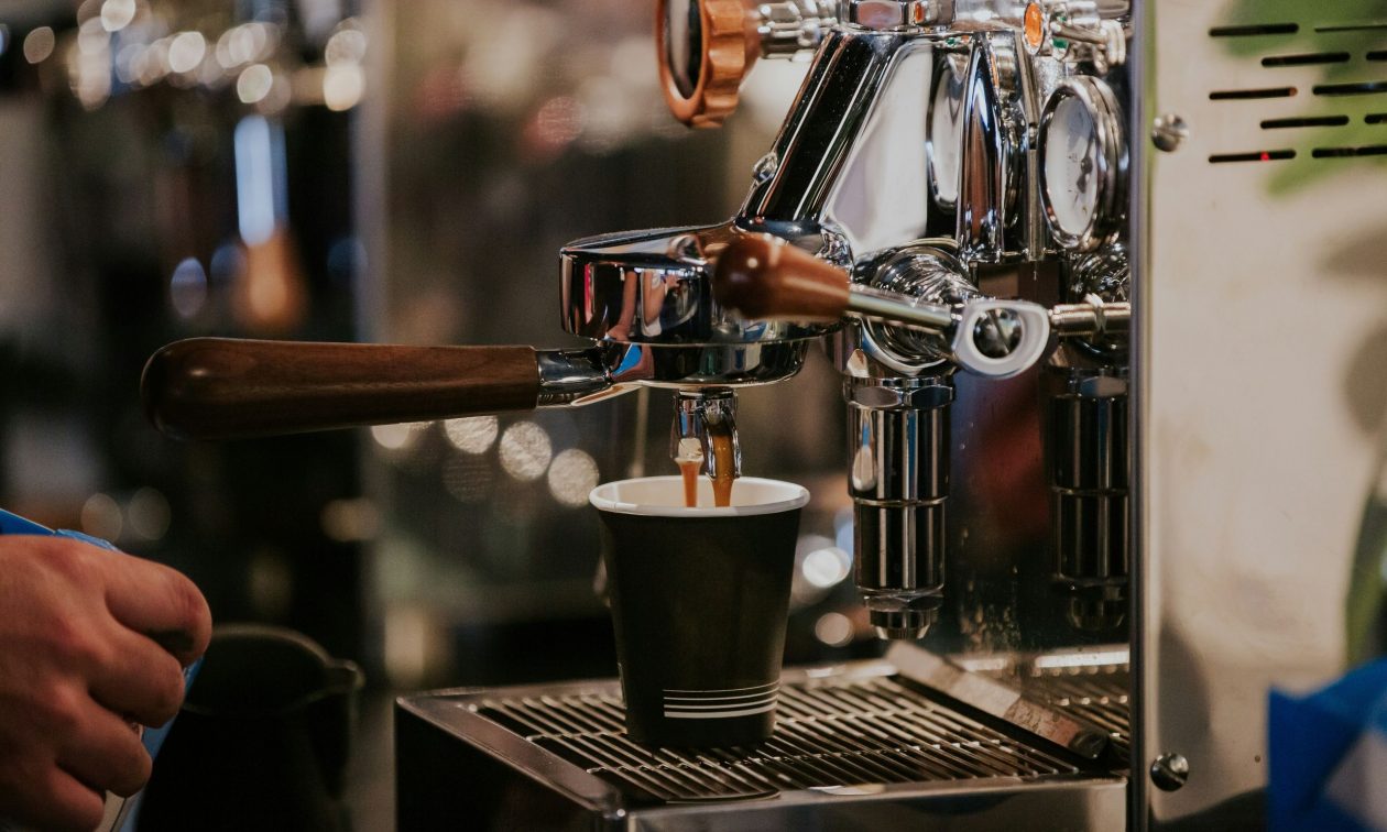 Επιστρέφει στο 24% ο ΦΠΑ του σερβιριζόμενου καφέ – Στο 13% το delivery και το take away