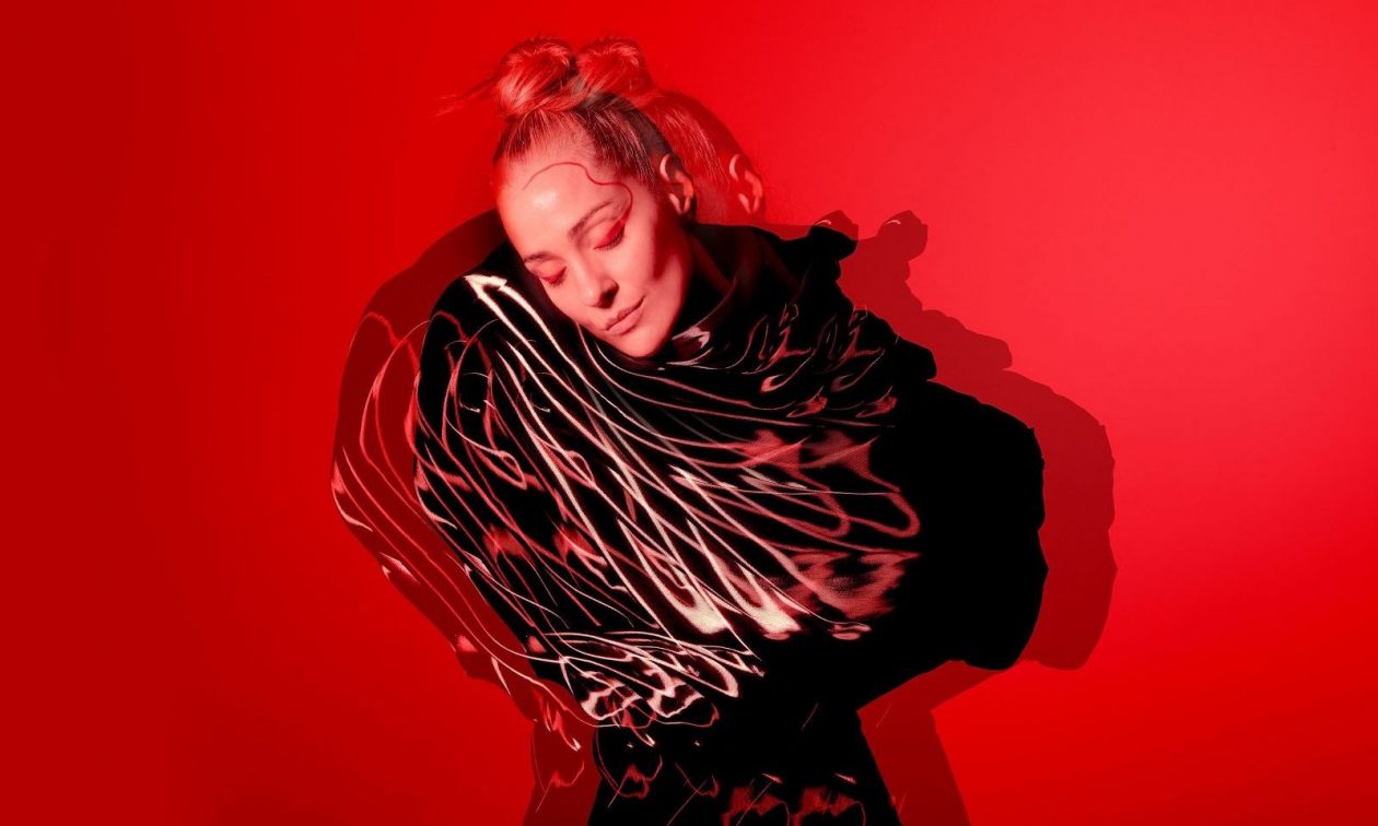 Νατάσσα Μποφίλιου: «Κάτι Καίγεται» στο θέατρο Γης στη Θεσσαλονίκη