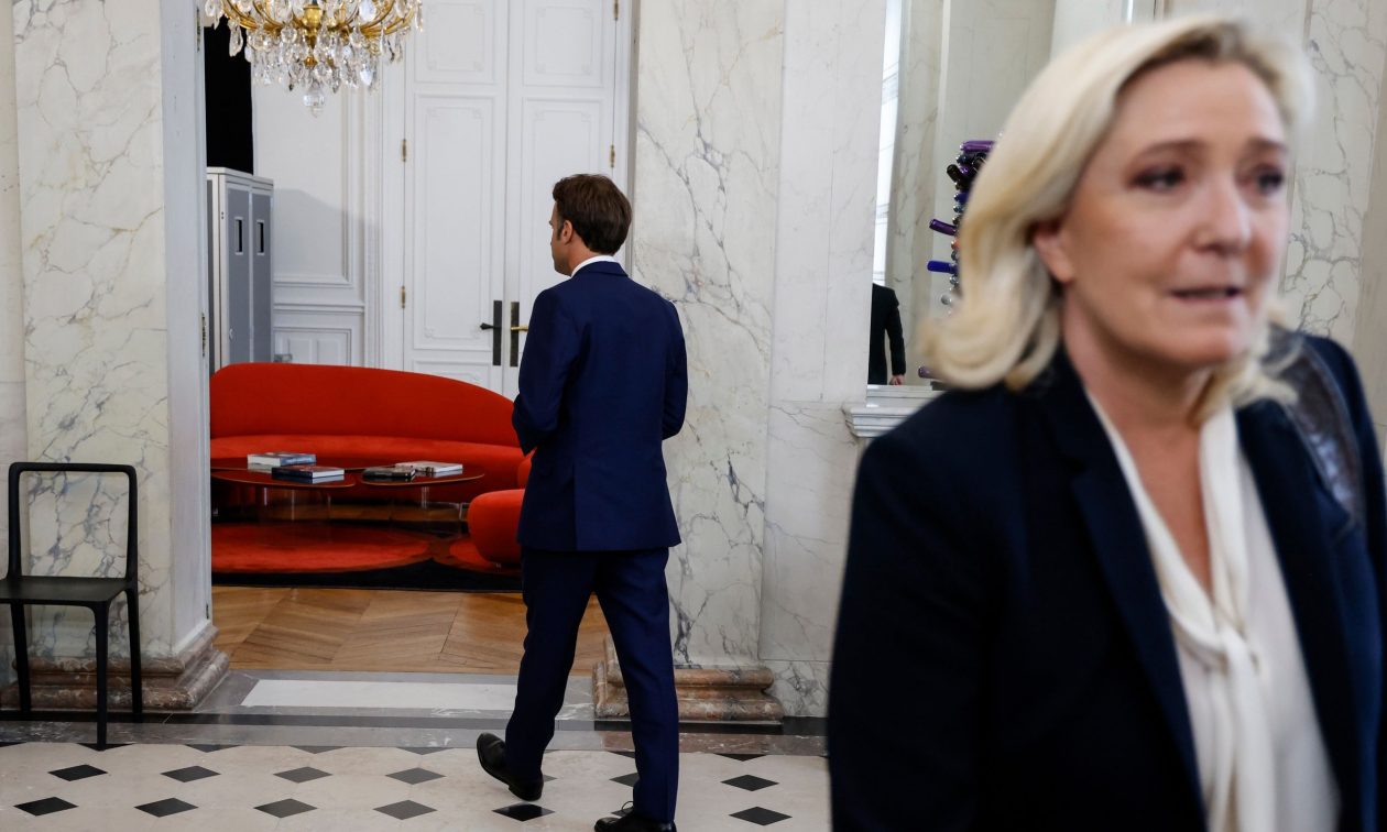 Politico: Ο Μακρόν τελείωσε – Βάζει «θεμέλια» για την προεδρία η Λεπέν
