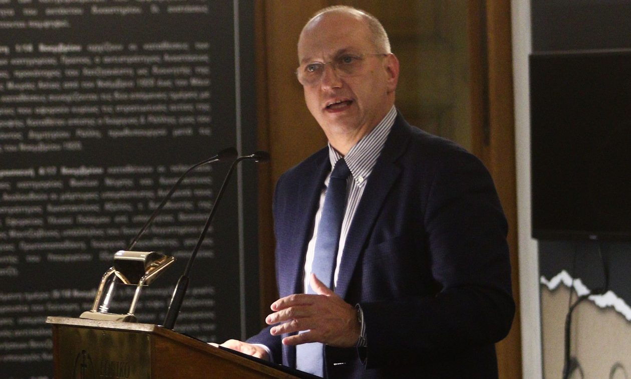 Οικονόμου: «Δεν υπάρχει πολιτικό πρόβλημα» μετά τις ομιλίες Σαμαρά – Καραμανλή