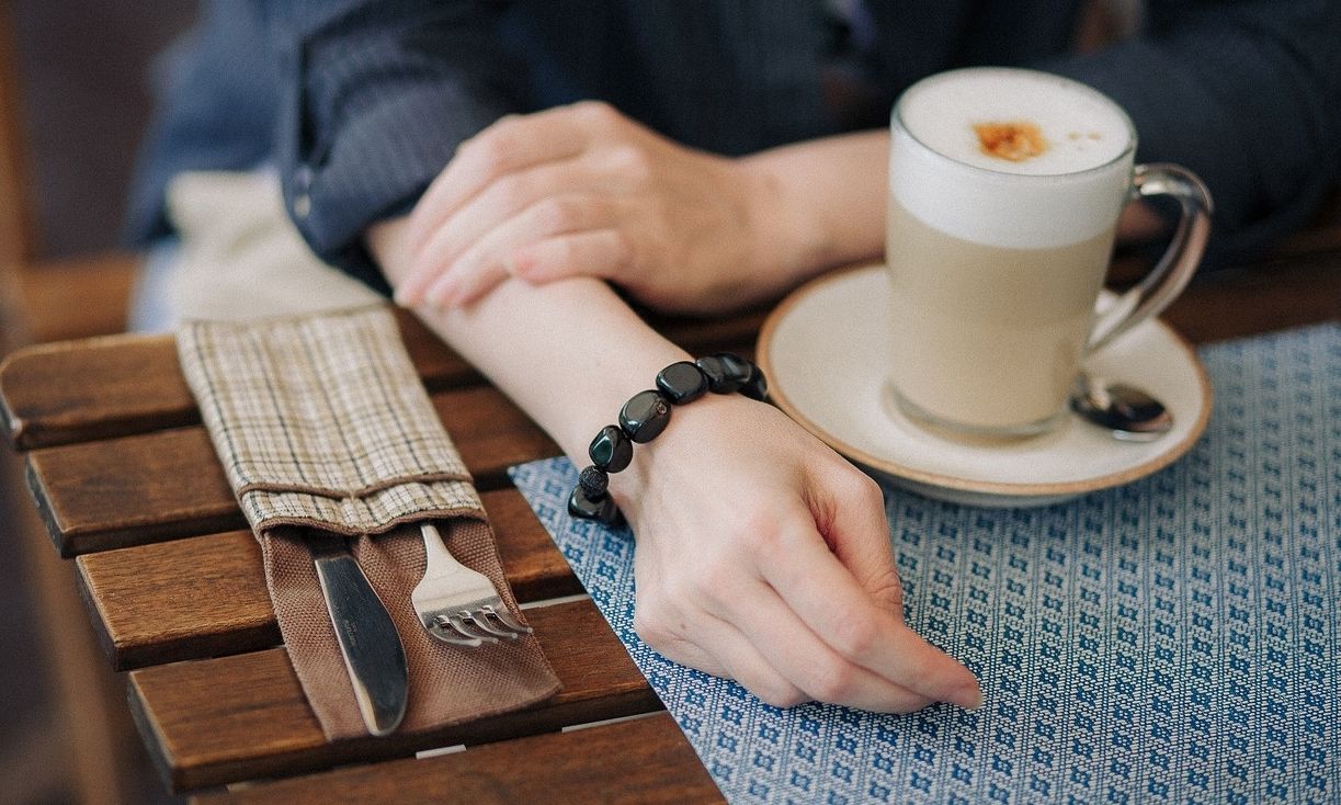 Πικρός καφές στο τραπέζι – χάρμα στο χέρι…