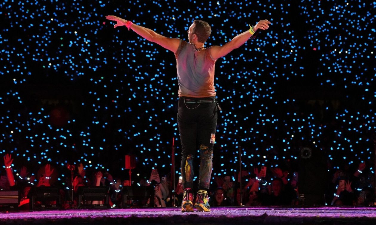 Coldplay: Οι θερμές αντιδράσεις του κοινού για το βίντεο κλιπ στο Ηρώδειο – Η ανάρτηση Μητσοτάκη