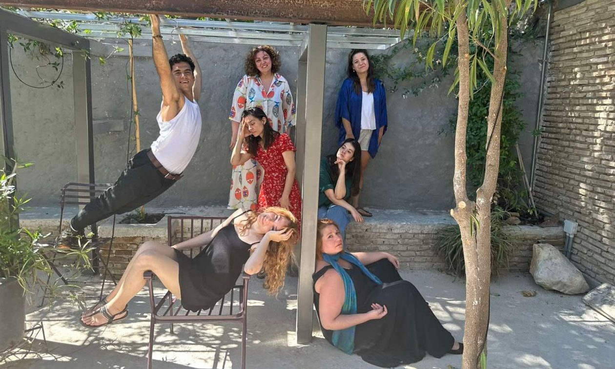 Θέατρο Επί Κολωνώ: «Αλήθειες και Ψέματα» με ελεύθερη είσοδο