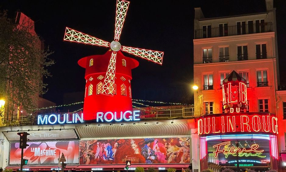 Παρίσι: Το Moulin Rouge απέκτησε ξανά τα εμβληματικά φτερά του λίγο πριν περάσει η Ολυμπιακή φλόγα