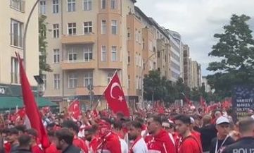 Γερμανία: Διαλύθηκε πορεία τούρκων φιλάθλων οι οποίοι επεδείκνυαν τον χαιρετισμό των «Γκρίζων Λύκων»