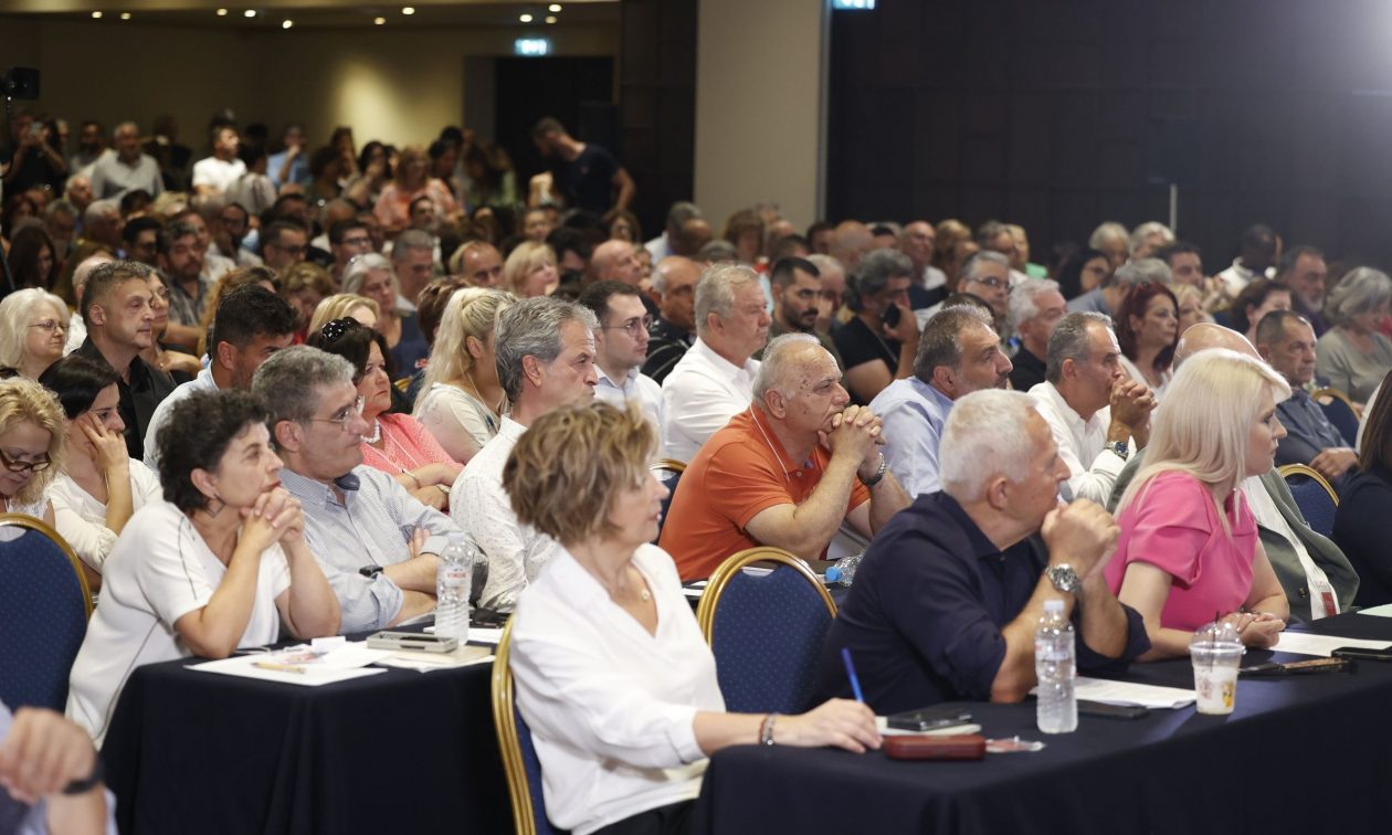 ΣΥΡΙΖΑ: Έντονος διάλογος μεταξύ Καλπάκη – Μπενίση μπροστά σε δημοσιογράφους