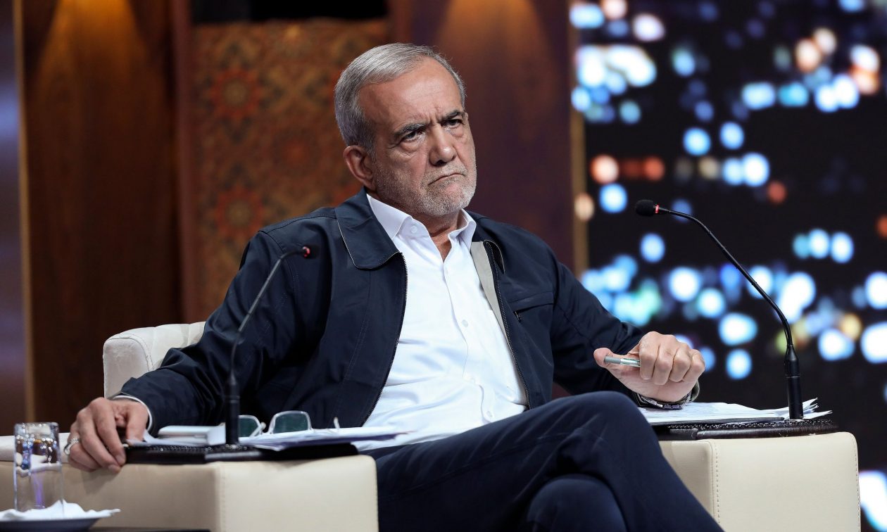 Ποιος είναι ο 69χρονος καρδιοχειρουργός Μασούτ Πεζεσκιάν που εξελέγη νέος πρόεδρος του Ιράν
