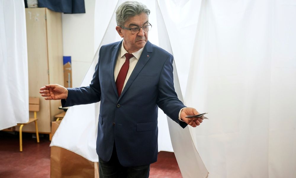 Οι πρώτες δηλώσεις Mελανσόν μετά τη νίκη: «Ο λαός μας απέτρεψε τα χειρότερα»