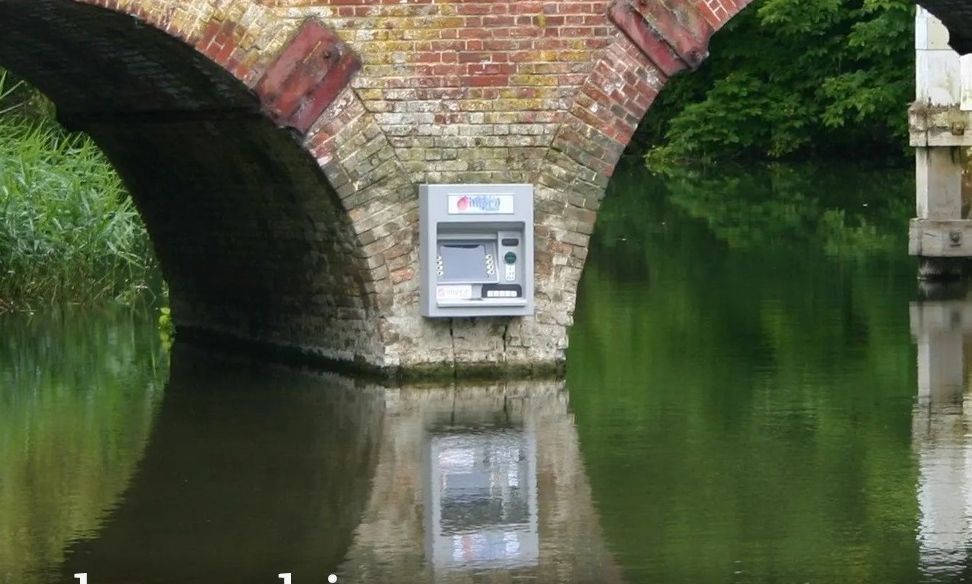 Αλλόκοτη εικόνα: Εμφανίστηκε ATM σε γέφυρα στη Βρετανία