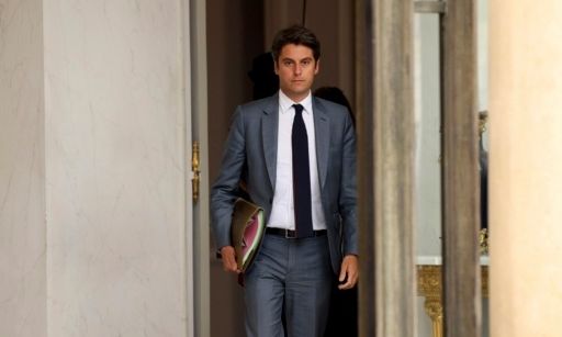 Γαλλία: Στο μέγαρο των Ηλυσίων ο πρωθυπουργός Γκαμπριέλ Ατάλ – Επιδίδει την παραίτηση στον Μακρόν