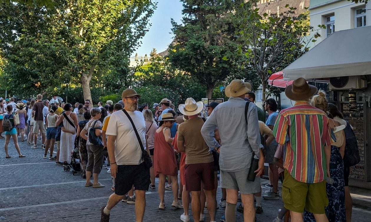 Ξεναγοί: Προκηρύσσουν απεργία γιατί διαφωνούν με τους «συνοδούς» στους τουρίστες