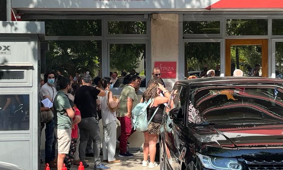 Νεύρα στην ουρά για τα αδιαμεσολάβητα ραντεβού με τον Κασσελάκη στην Κουμουνδούρου