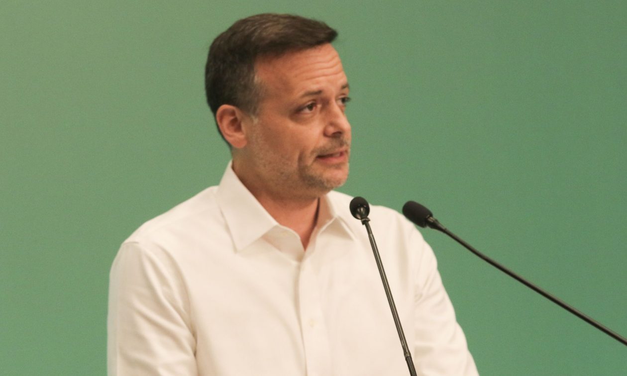 Χάρης Δούκας: «Πρέπει να αλλάξει το καταστατικό του ΠΑΣΟΚ» – Η αντιπαράθεση με τον Κώστα Μπακογιάννη