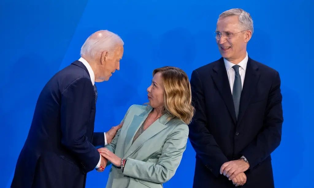 Μελόνι κάνει γκριμάτσες και ελέγχει το φανταστικό ρολόι περιμένοντας την άφιξη του Μπάιντεν (βίντεο)