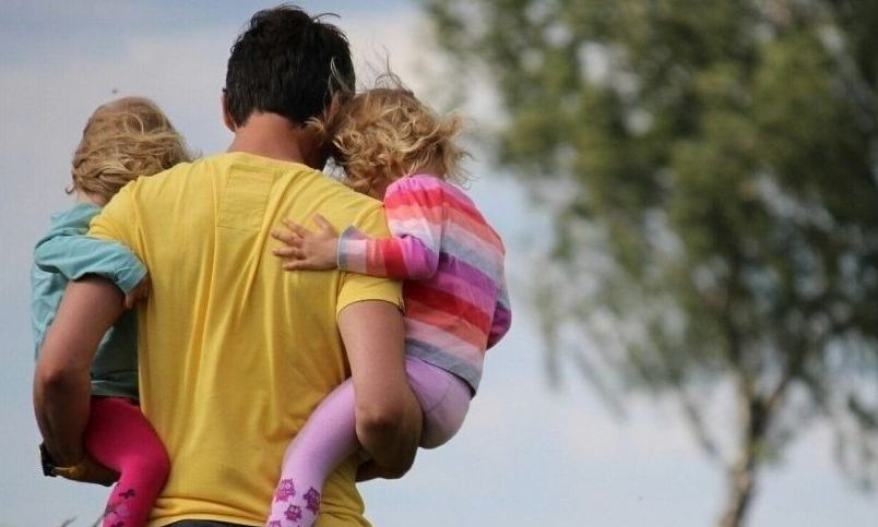 «Νταντάδες της Γειτονιάς»: Νέο επίδομα 500 ευρώ σε γονείς – Ποιοι το δικαιούνται