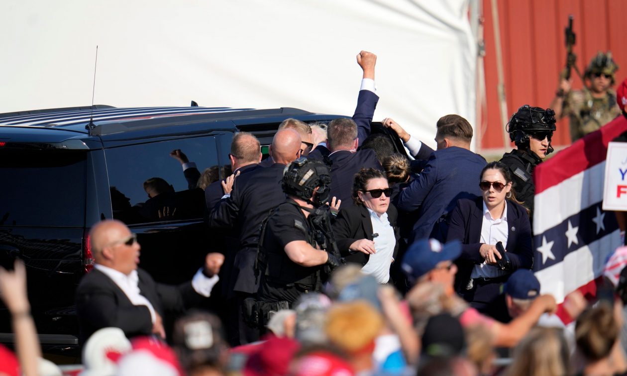 Απόπειρα εναντίον Τραμπ: Από απόσταση 125 μέτρων τον πυροβόλησε ο ελεύθερος σκοπευτής