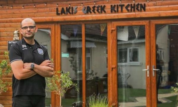 Lakis Greek Taverna: Το ελληνικό στέκι που έγινε… φιλανθρωπικό ίδρυμα και βοηθάει τους φτωχούς