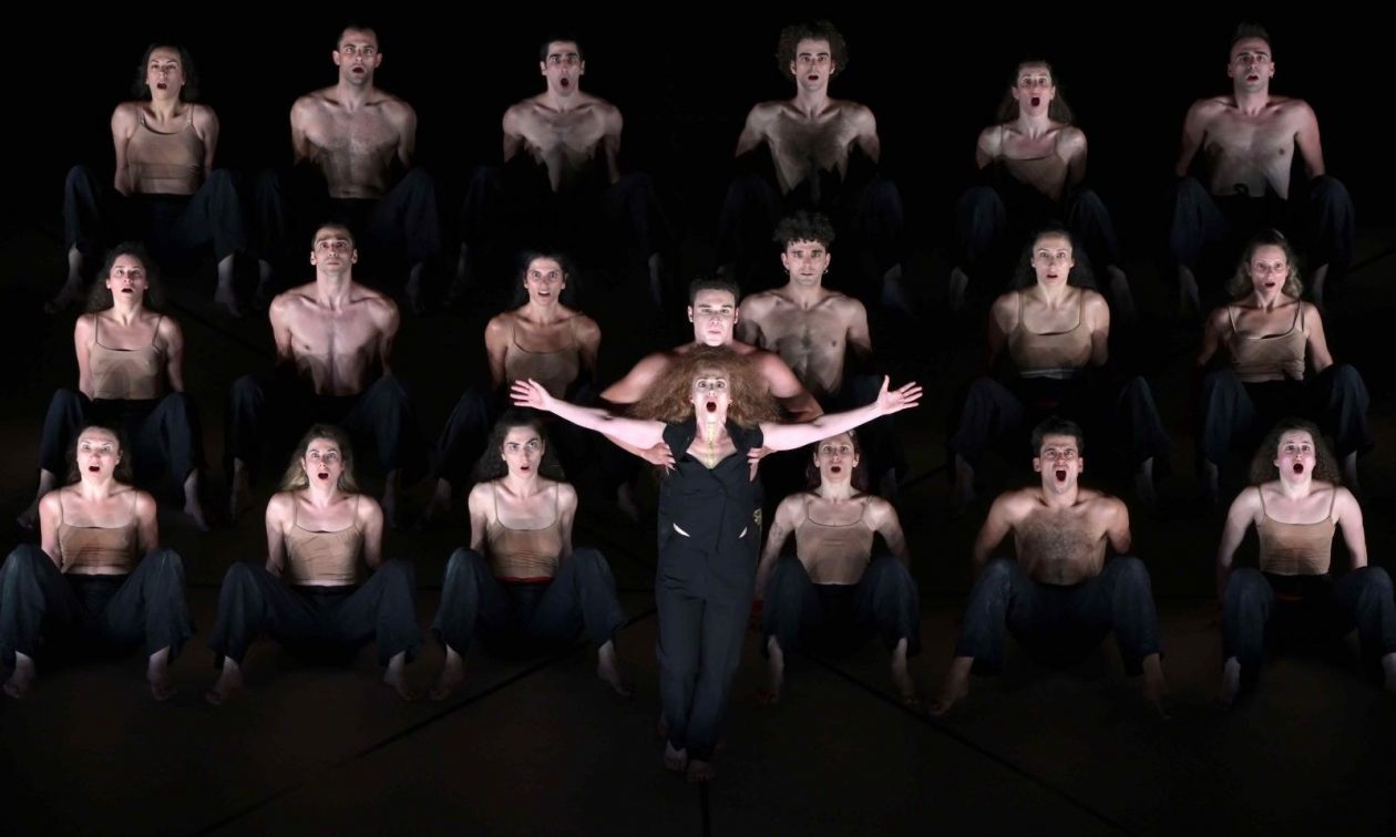 «Ορέστεια»: 19.000 θεατές χειροκρότησαν όρθιοι στο Αρχαίο Θέατρο Επιδαύρου