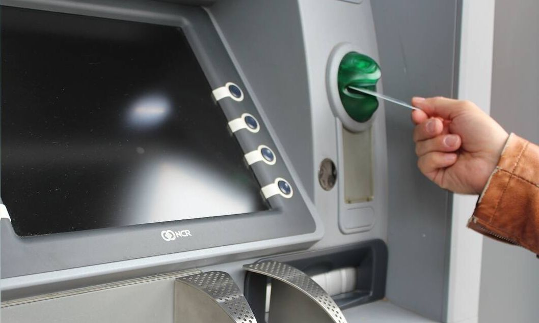 «Μαχαίρι» στις τραπεζικές προμήθειες: Έρχονται και δωρεάν συναλλαγές – Άνοιξε τον χορό η Eurobank
