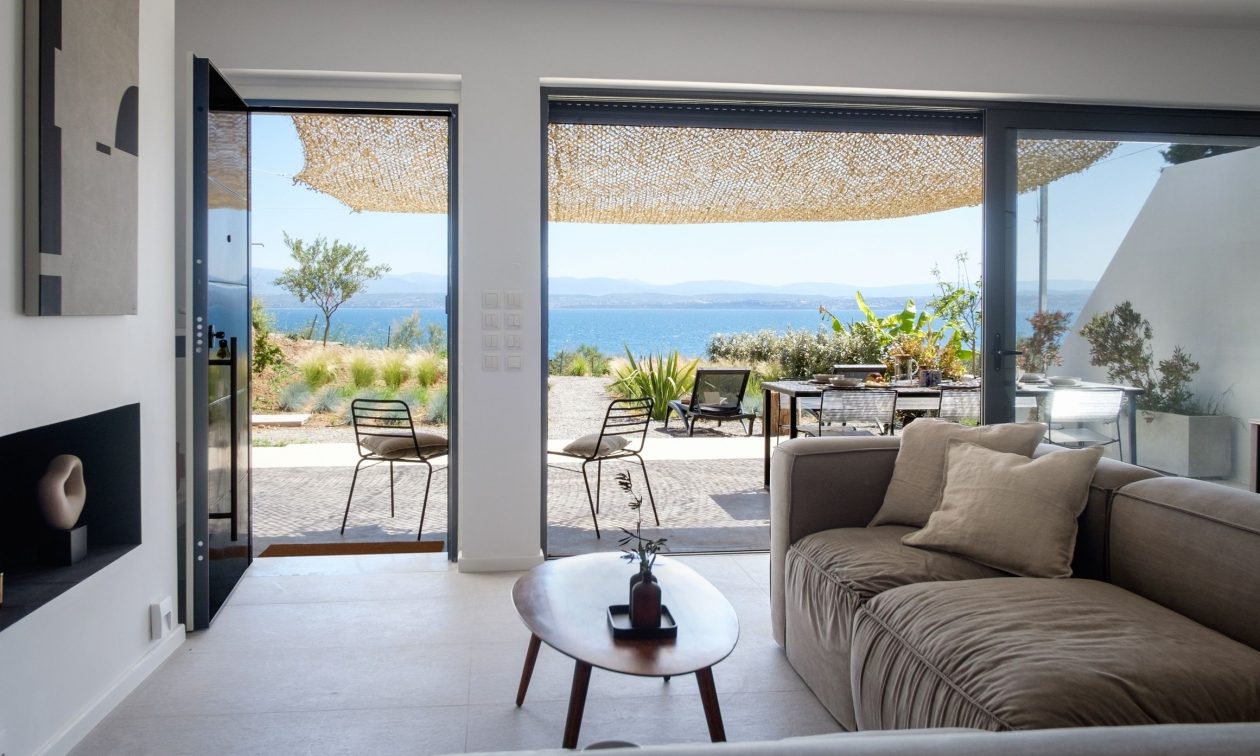 Η Airbnb μοιράζεται συμβουλές για να βοηθήσει τους ταξιδιώτες να κλείσουν τη διαμονή με ασφάλεια