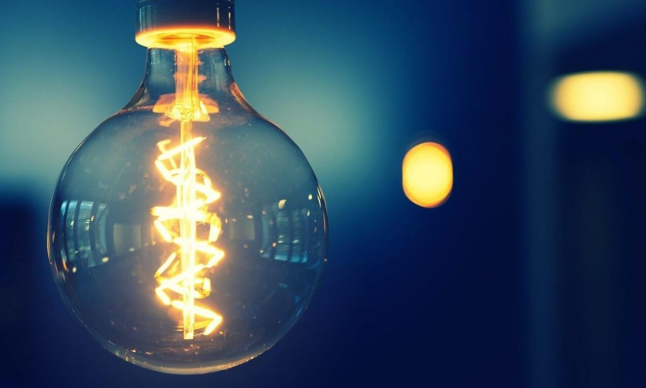 Επιδότηση ρεύματος: Αναλύοντας τα μέτρα – Πόσα θα «γλιτώσουν» τα νοικοκυριά (παράδειγμα)