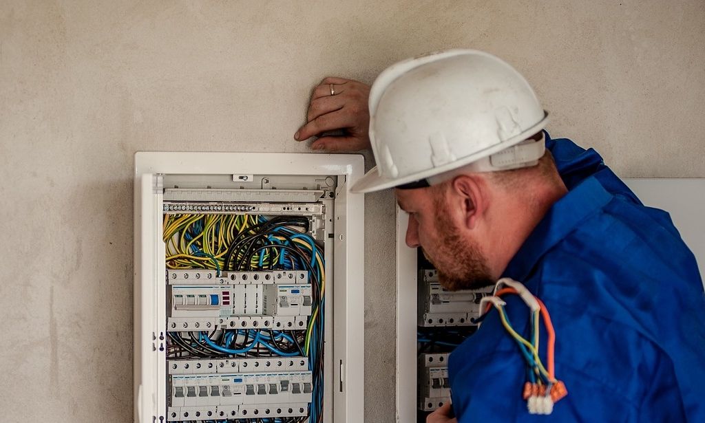 Ρεύμα: Γλιτώνουν 130 εκατ. ευρώ μικρομεσαίες επιχειρήσεις από το ΕΤΜΕΑΡ