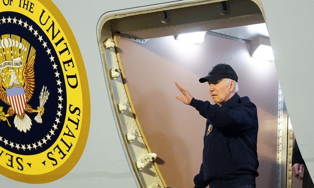 Μπάιντεν: Με δυσκολία κατεβαίνει από το Air Force One -Κορυφαίοι Δημοκρατικοί του δείχνουν την έξοδο
