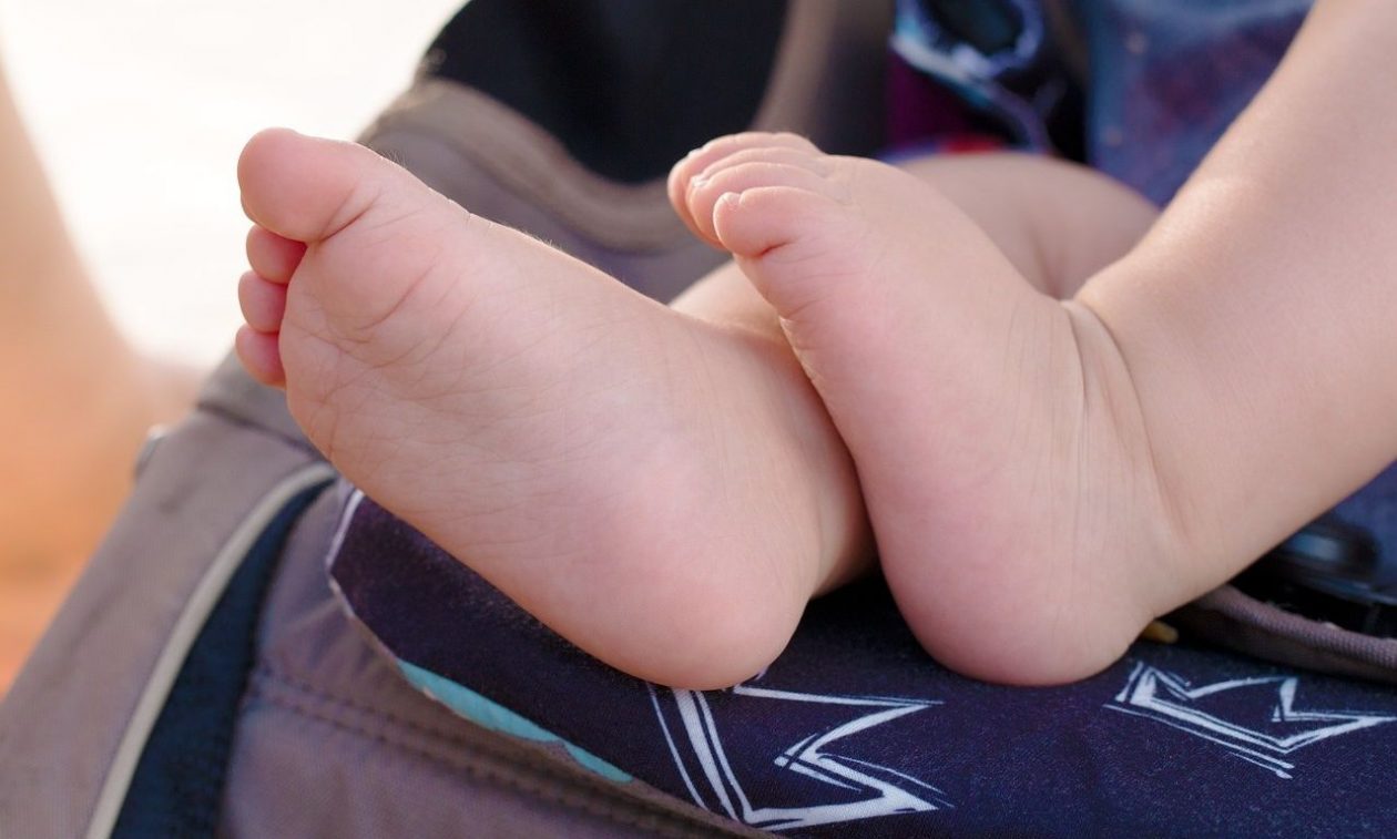 Επίδομα παιδιού: Με ενσωματωμένα αναδρομικά οι πληρωμές στους δικαιούχους