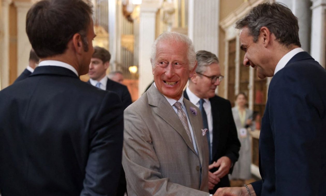 Η χαλαρή συνάντηση του Μητσοτάκη με τον βασιλιά Κάρολο – Το «πηγαδάκι» και τα γέλια με τον Μακρόν