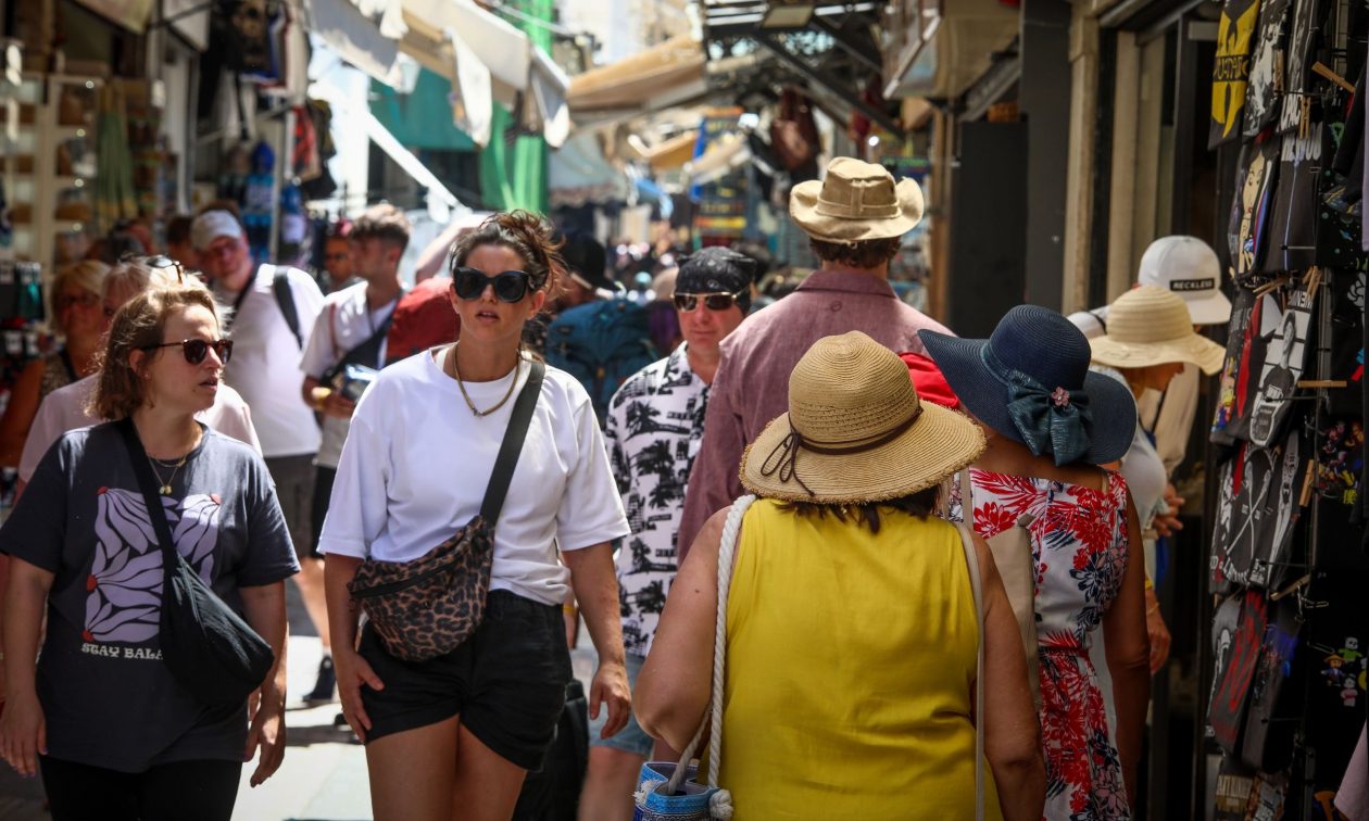 Το «μη βιώσιμο» τουριστικό μοντέλο της Αθήνας: Kάθε ταξιδιώτης ξοδεύει μόλις 0,40 ευρώ στην πόλη
