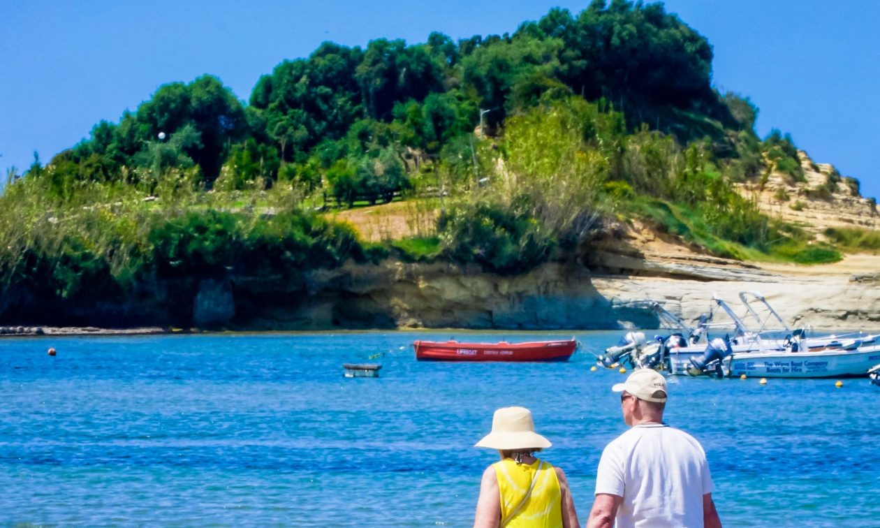 Συνταξιούχοι: Έως τα μεσάνυχτα μπορούν να κλείσουν δωρεάν διακοπές έως και 12 ημέρες