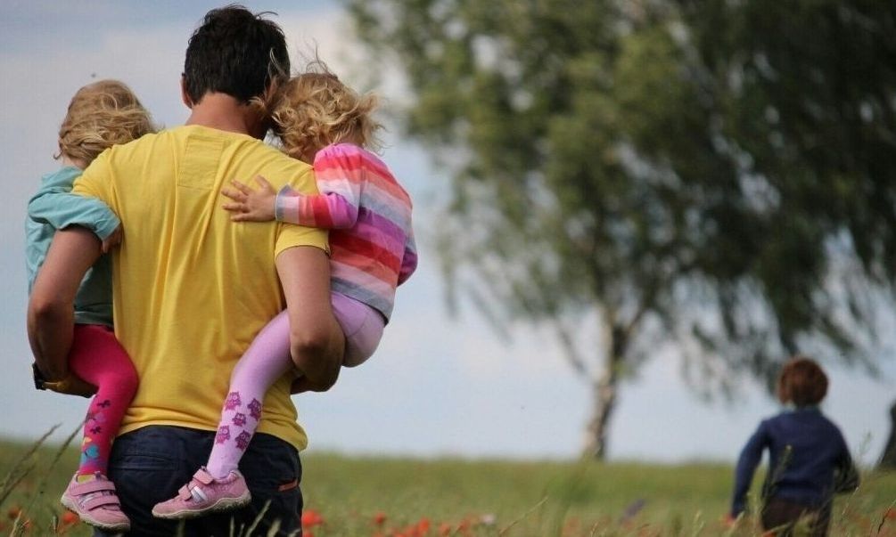 Επίδομα παιδιού: Πότε θα πληρωθούν οι δικαιούχοι – Οι ημερομηνίες που θα μπουν τα χρήματα