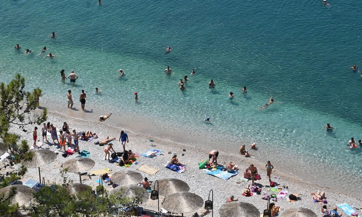 Παραλίες: Ξεπέρασαν τα 800.000 ευρώ τα πρόστιμα από τα παράνομα τραπεζοκαθίσματα