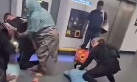 Σάλος στο Μάντσεστερ: Αστυνομικός κλωτσάει και χτυπάει άνδρα στο κεφάλι – Το σοκαριστικό βίντεο