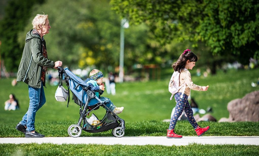 Ανοιχτή η πλατφόρμα για βρεφονηπιοκόμους που θέλουν να γίνουν Νταντάδες της Γειτονιάς
