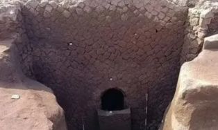 Πρωτοφανής ανακάλυψη στον ιστορικό «τάφο του Κέρβερου» στη Νάπολη – Η σαρκοφάγος με τις μούμιες