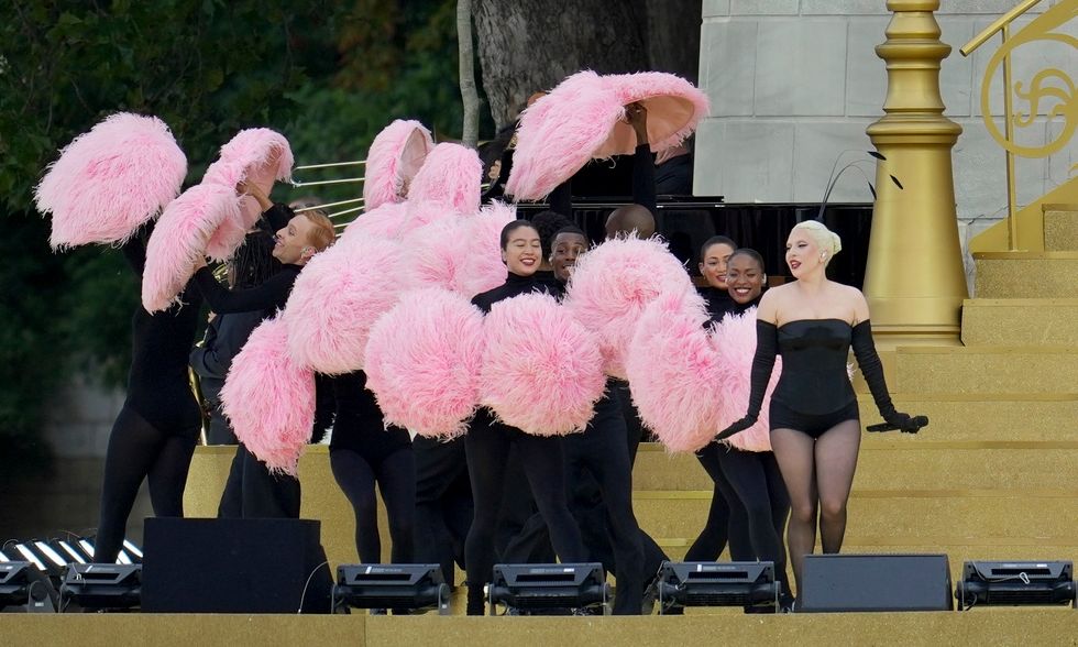 Lady Gaga: Αρραβωνιάστηκε τον αγαπημένο της Μάικλ Πολάνσκι – Πώς τον σύστησε στον Γάλλο πρωθυπουργό