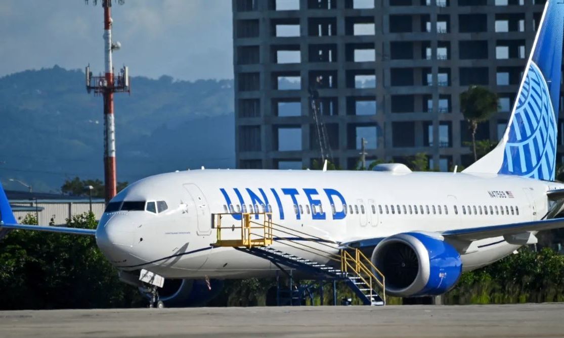Xάος σε πτήση της United Airlines: Αεροσκάφος προσγειώθηκε εκτάκτως λόγω «βιολογικού κινδύνου»