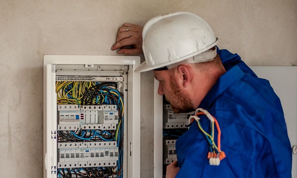 Ηλεκτρικό ρεύμα: Πάνω από 40% η μέση τιμή στη χονδρεμπορική τινάζει στον αέρα επιχειρήσεις