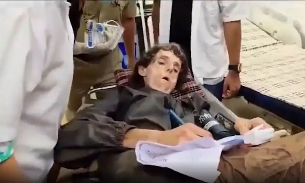 Ινδία: Αμερικανίδα βρέθηκε αλυσοδεμένη σε δέντρο στο δάσος – «Παγώνει» η φωτογραφία της