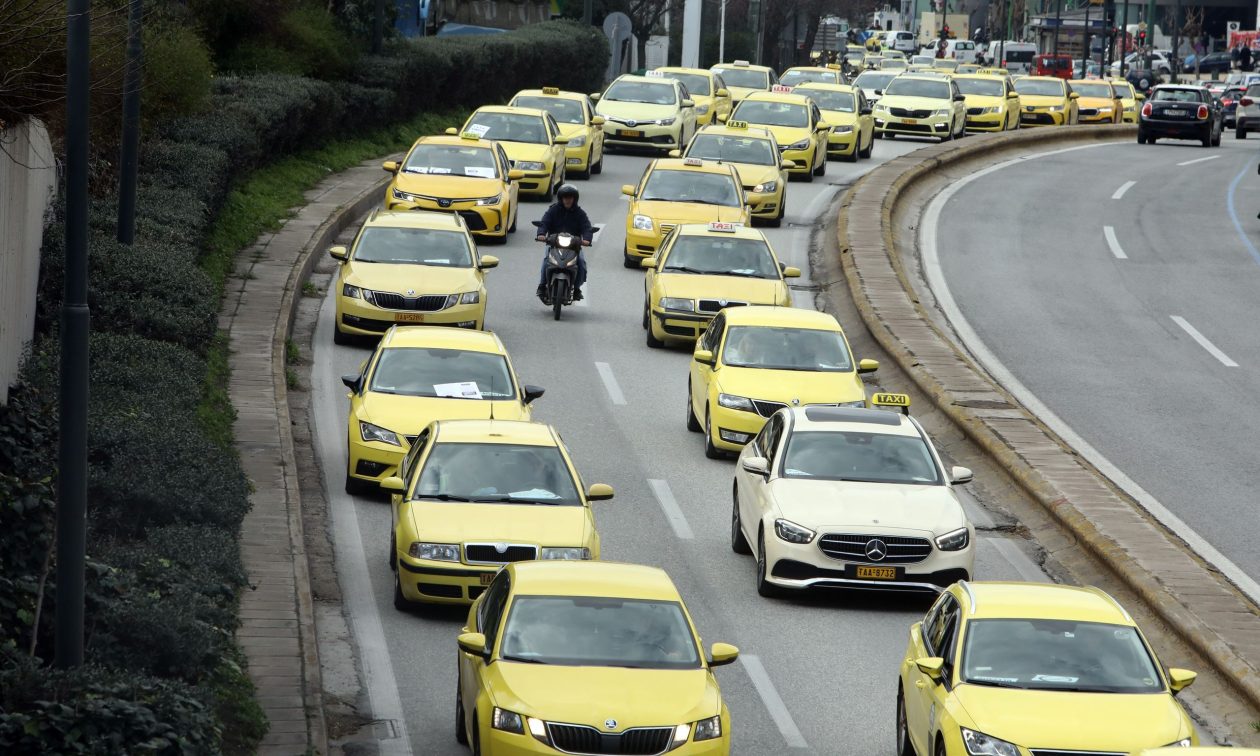 ΤΑΞΙ: Υποχρεωτική η ενημερωτική σήμανση για την αποδοχή πληρωμών με κάρτα – Τσουχτερό το πρόστιμο