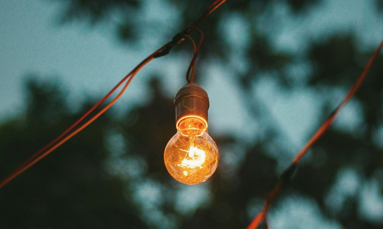 Ρεύμα: Ξεκίνησαν οι ανακοινώσεις των παρόχων – Έκπτωση 53% στα πράσινα τιμολόγια της ΔΕΗ