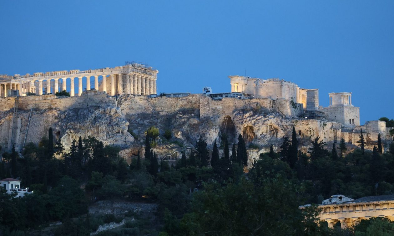 Βρετανός τουρίστας αποκαλεί την Ακρόπολη «θεοποιημένη οικοδομή»